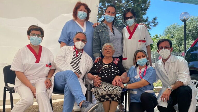 Anche la centenaria Loreta Trinchini si vaccina presso l'hub di Pescina