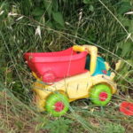 Ci sono anche diversi giocattoli tra i rifiuti abbandonati per strada tra Cappelle e Antrosano