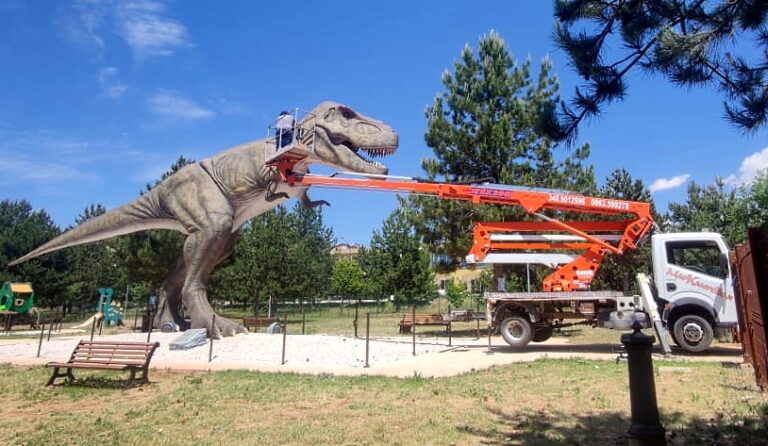Si lavora al Dinopark di Avezzano, il T-Rex sta tornando!