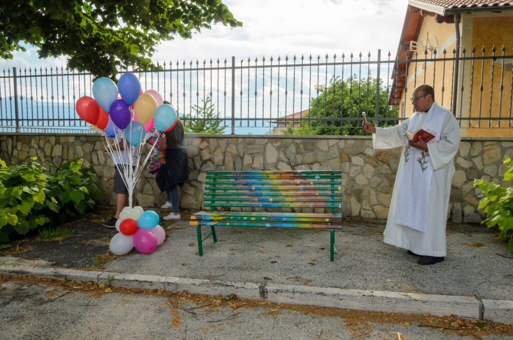 San Donato ricorda il giovane Valerio Marchetti: gli amici gli dedicano una panchina nella piazza principale