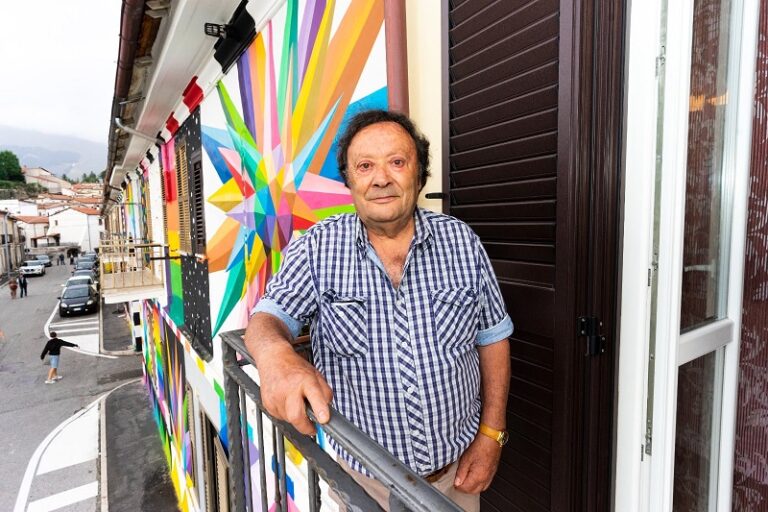 Aielli, Borgo Universo sul proprietario della casa del murales di Okuda San Miguel: “Per lui abitare la street art è sollievo, una vera e propria ricchezza per sé e per tutto il borgo”
