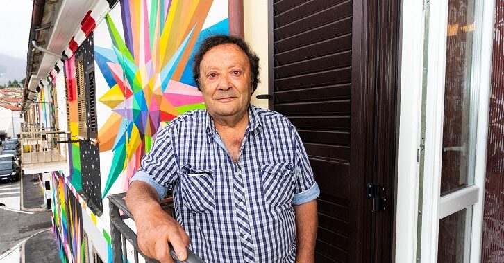 Aielli, Borgo Universo sul proprietario della casa del murales di Okuda San Miguel: “Per lui abitare la street art è sollievo, una vera e propria ricchezza per sé e per tutto il borgo”