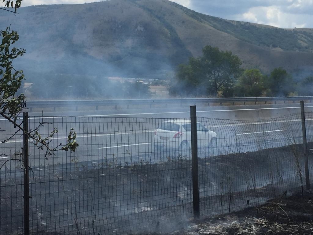 Incendio nei pressi dell'autostrada ad Avezzano