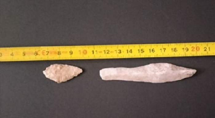 Passeggiata in montagna con sorpresa: bambino di 8 anni ritrova tre manufatti preistorici