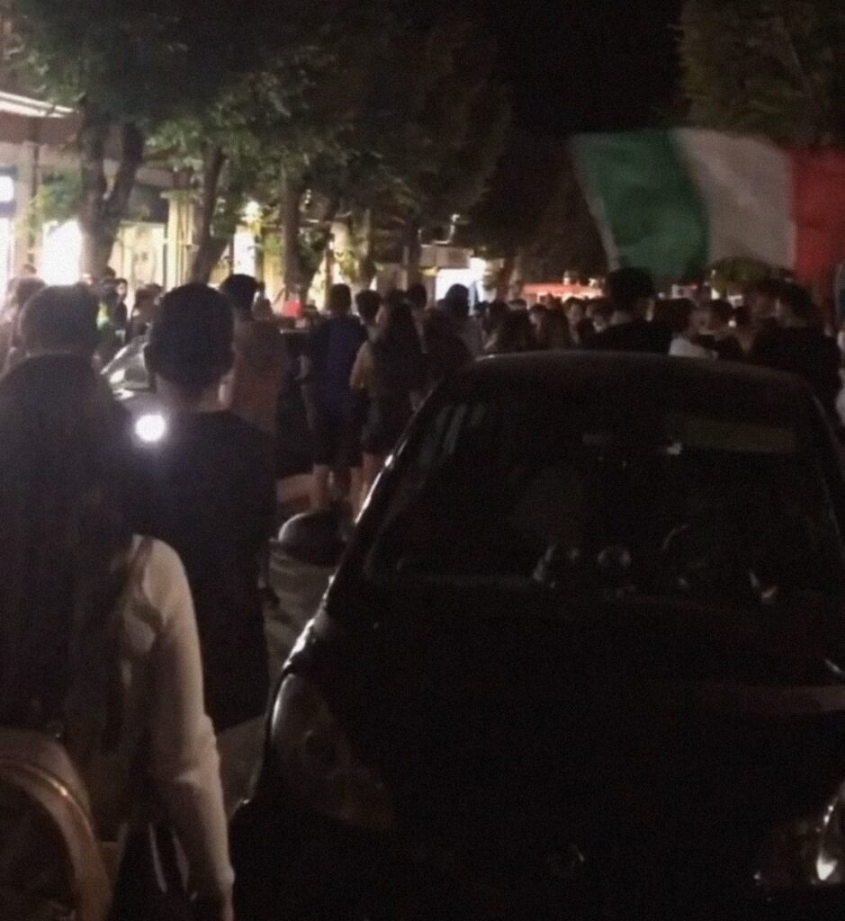 Notti magiche: l'Italia conquista la semifinale degli europei, corteo di tifosi in piazza Risorgimento ad Avezzano