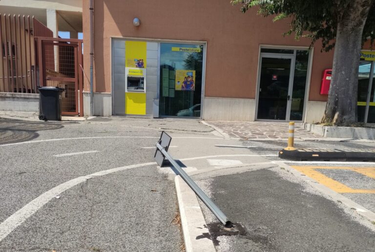 Atti vandalici ed inciviltà alla stazione di Avezzano, un cartello abbattuto e rifiuti abbandonati
