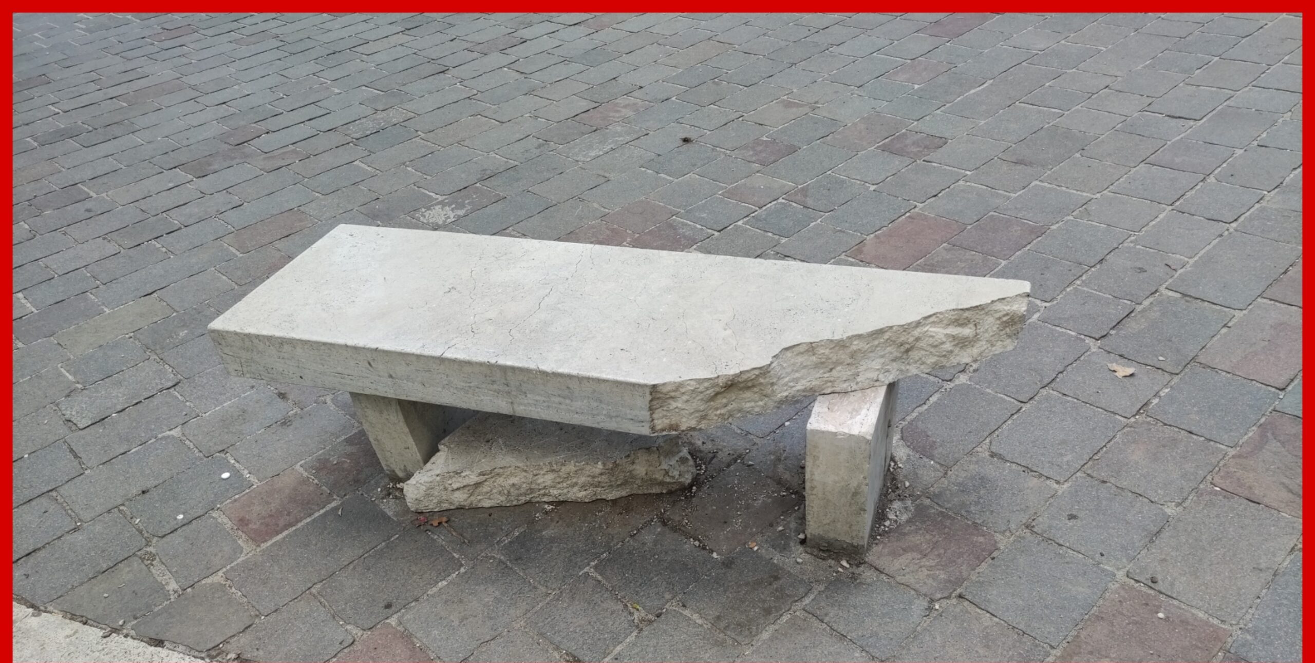 Avezzano, vandali a piazza Torlonia: demolita una panchina e danneggiati i secchi