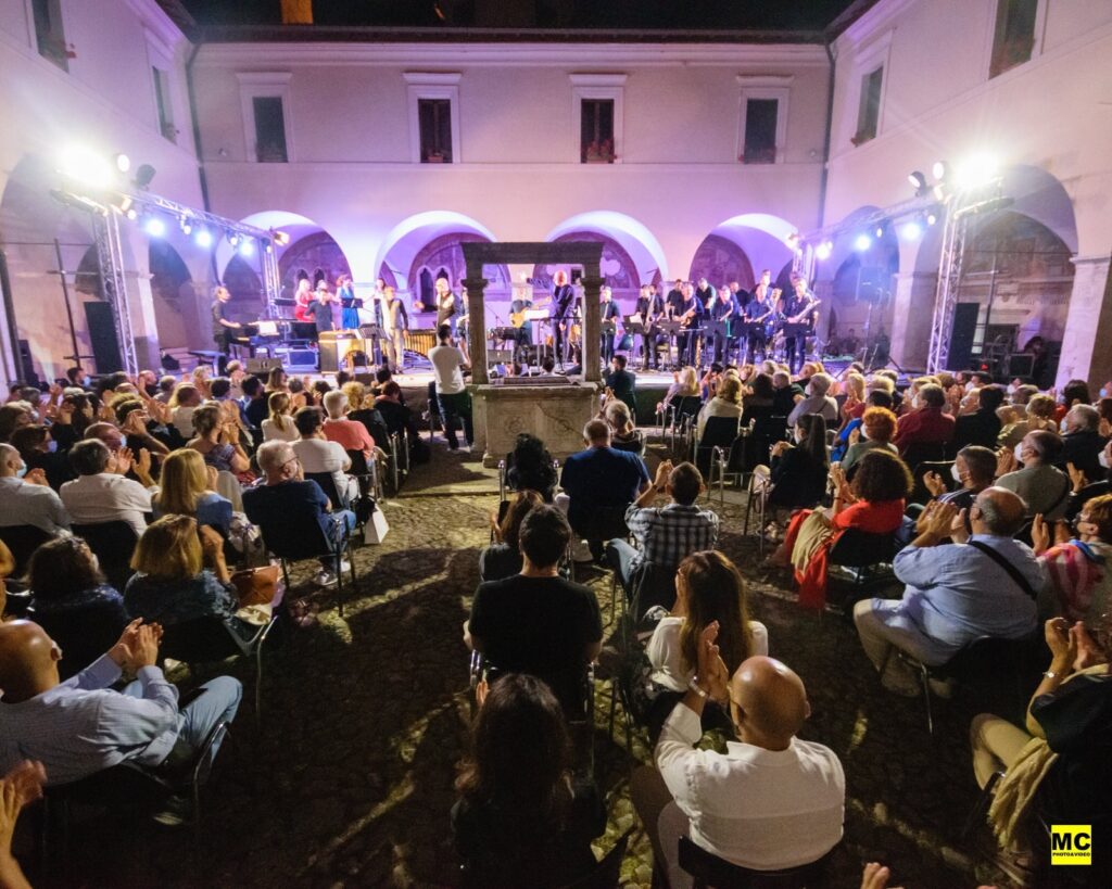 Concerto al Chiostro di San Francesco a Tagliacozzo con l’esibizione dei più grandi del jazz and soul in Italia. Tra i protagonisti anche Mario Biondi