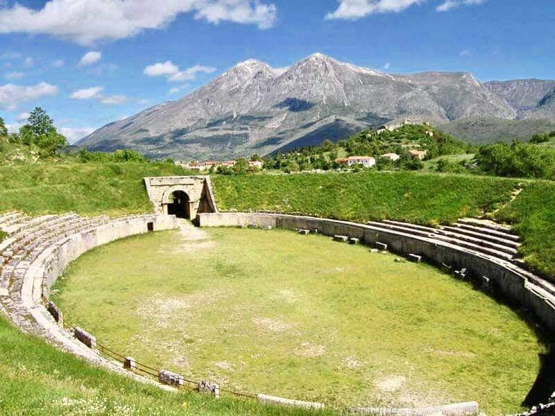 La coopeativa Ambecò organizza l’escursione guidata gratuita “Alba Fucens, la piccola Roma d’Abruzzo”