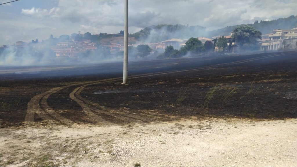Incendio ad Antrosano: a fuoco la zona del campo sportivo. Foto e video
