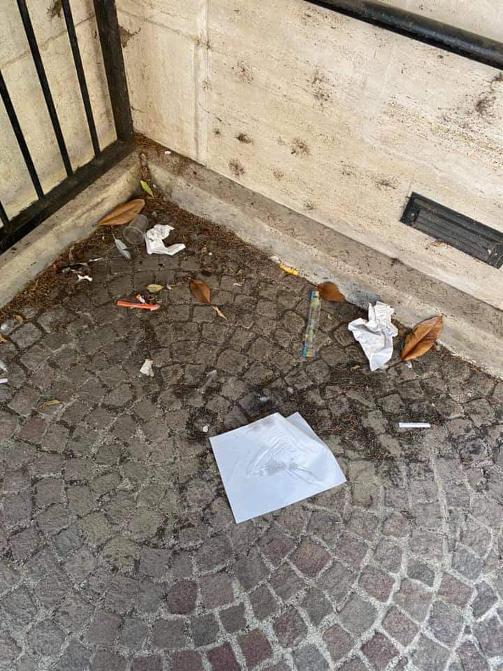 Inciviltà in centro ad Avezzano: rifiuti e urina all'ingresso della cattedrale