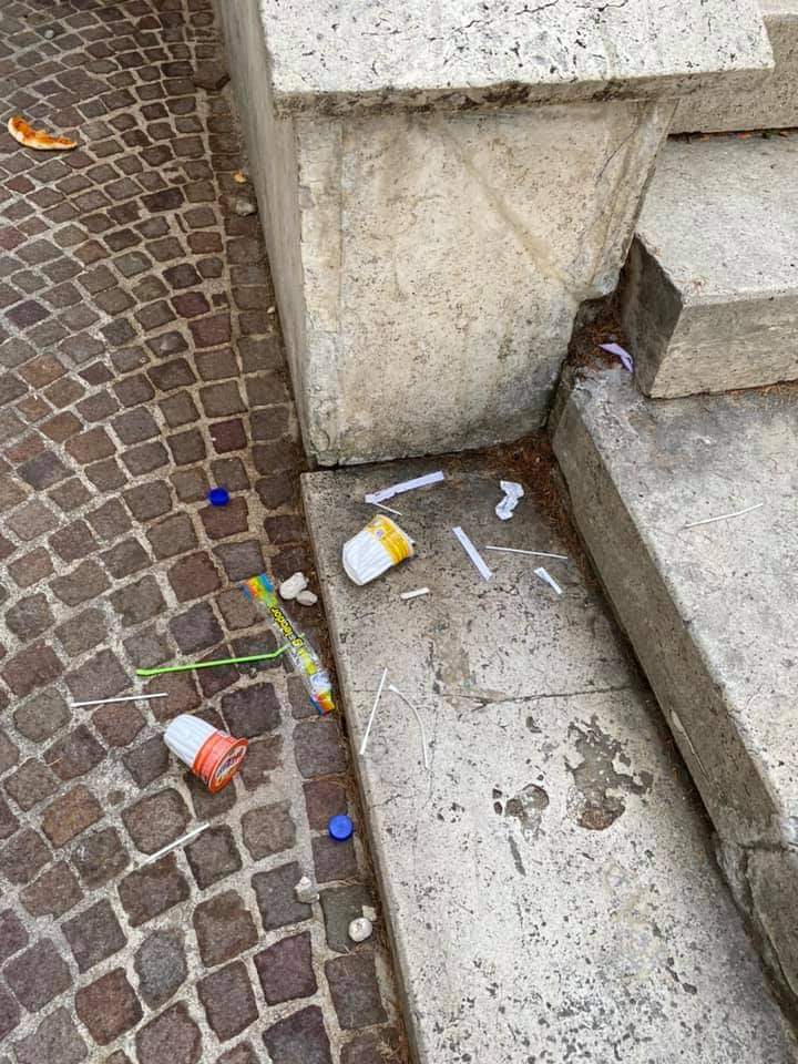 Inciviltà in centro ad Avezzano: rifiuti e urina all'ingresso della cattedrale