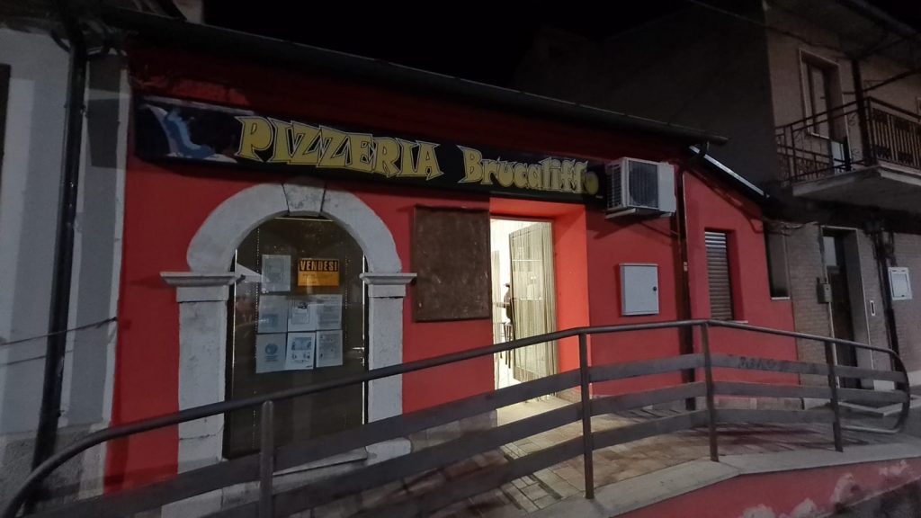 Pizzaiolo offre la pizza a tutto il paese in segno di ringraziamento prima di partire per la Svizzera
