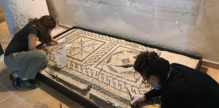 Mosaico pavimentale di Alba Fucens sottoposto a restauro