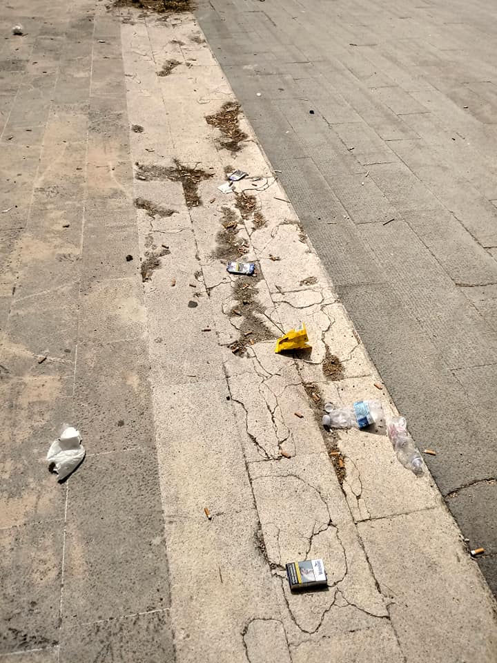 Quel che resta di una sera d'estate: rifiuti e sporcizia in piazza a San Benedetto dei Marsi