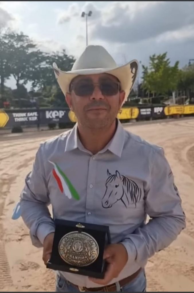 La Scuderia Pulsoni di Avezzano domina il Campionato Italiano di Gimkana Western. Primo posto per Domenico Felice Pulsoni, terzo posto per Angelo Scuderi