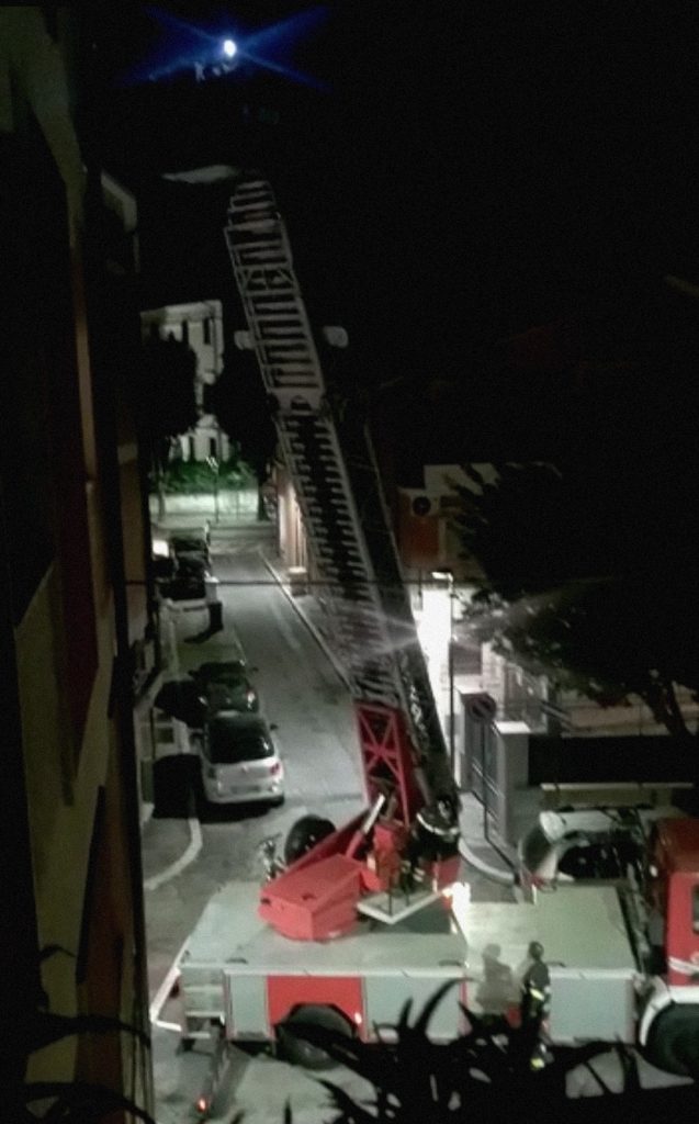 Cadono pezzi di cornicione da una palazzina in via Vittorio Veneto, intervengono i Vigili del fuoco