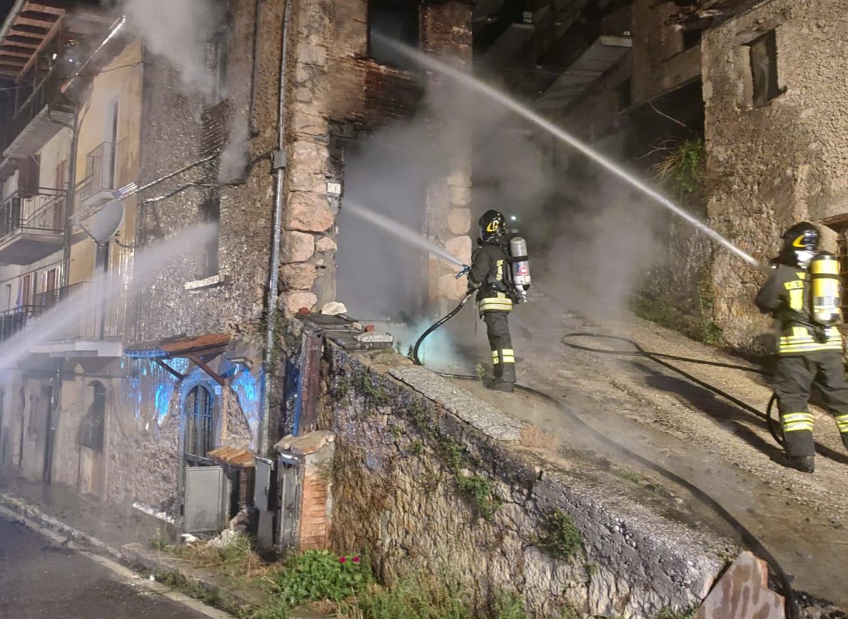 Incendio in un'abitazione, in azione i Vigili Del Fuoco di Avezzano
