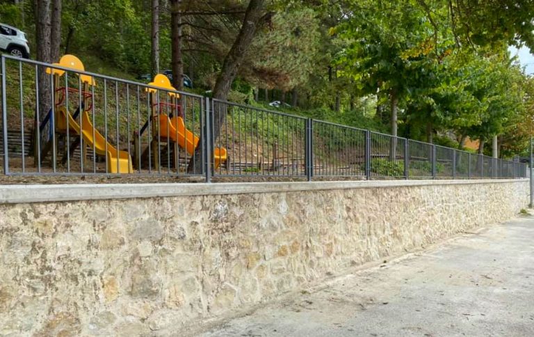 Realizzato e recuperato il muro di contenimento del parco giochi a Santo Stefano