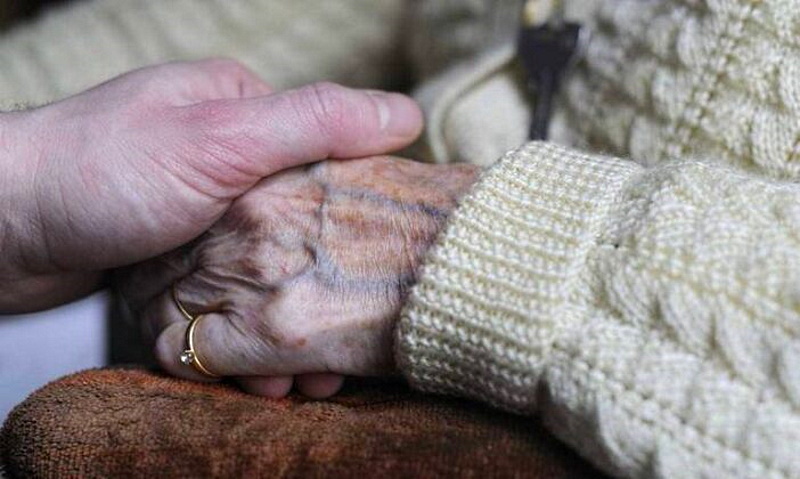 “Non ti scordare di volermi bene”: una poesia per la Giornata Mondiale dell’Alzheimer della scrittrice Maria Assunta Oddi