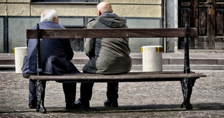 Nonni in panchina per due chiacchiere: i giovani aiutano gli anziani a Massa d'Albe