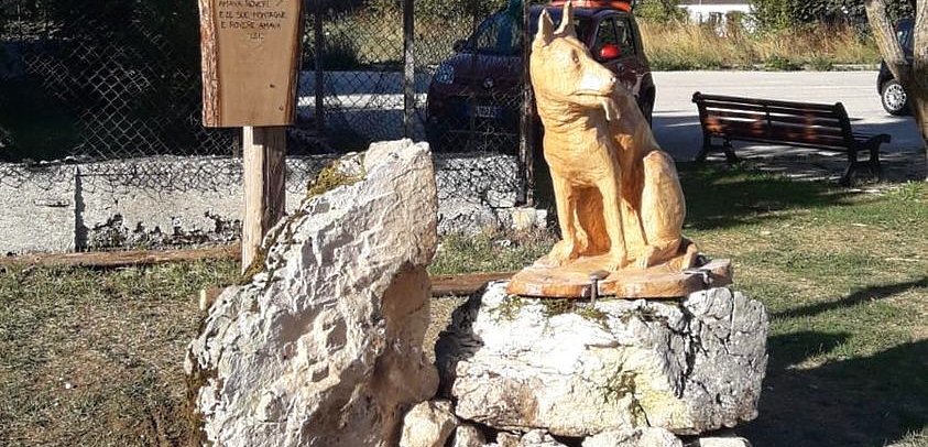 Rovere ricorda il cane Alba, una statua di legno per la mascotte del paese