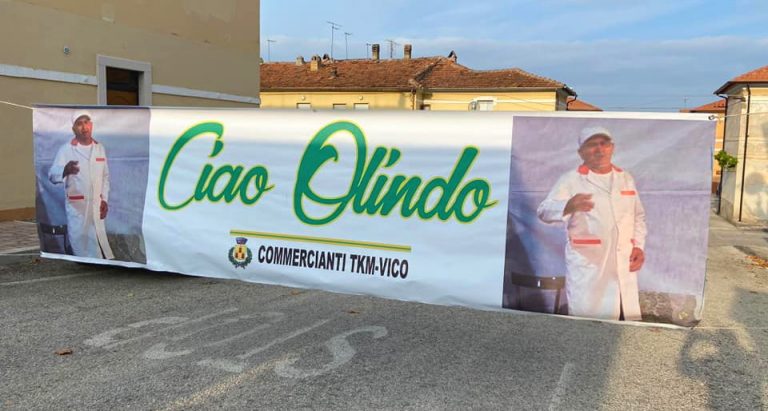 "Ciao Olindo": lo striscione dedicato a Olindo Di Salvatore da parte dei colleghi commercianti