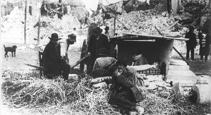 Terremotati di Avezzano in una vecchia foto francese del 1915