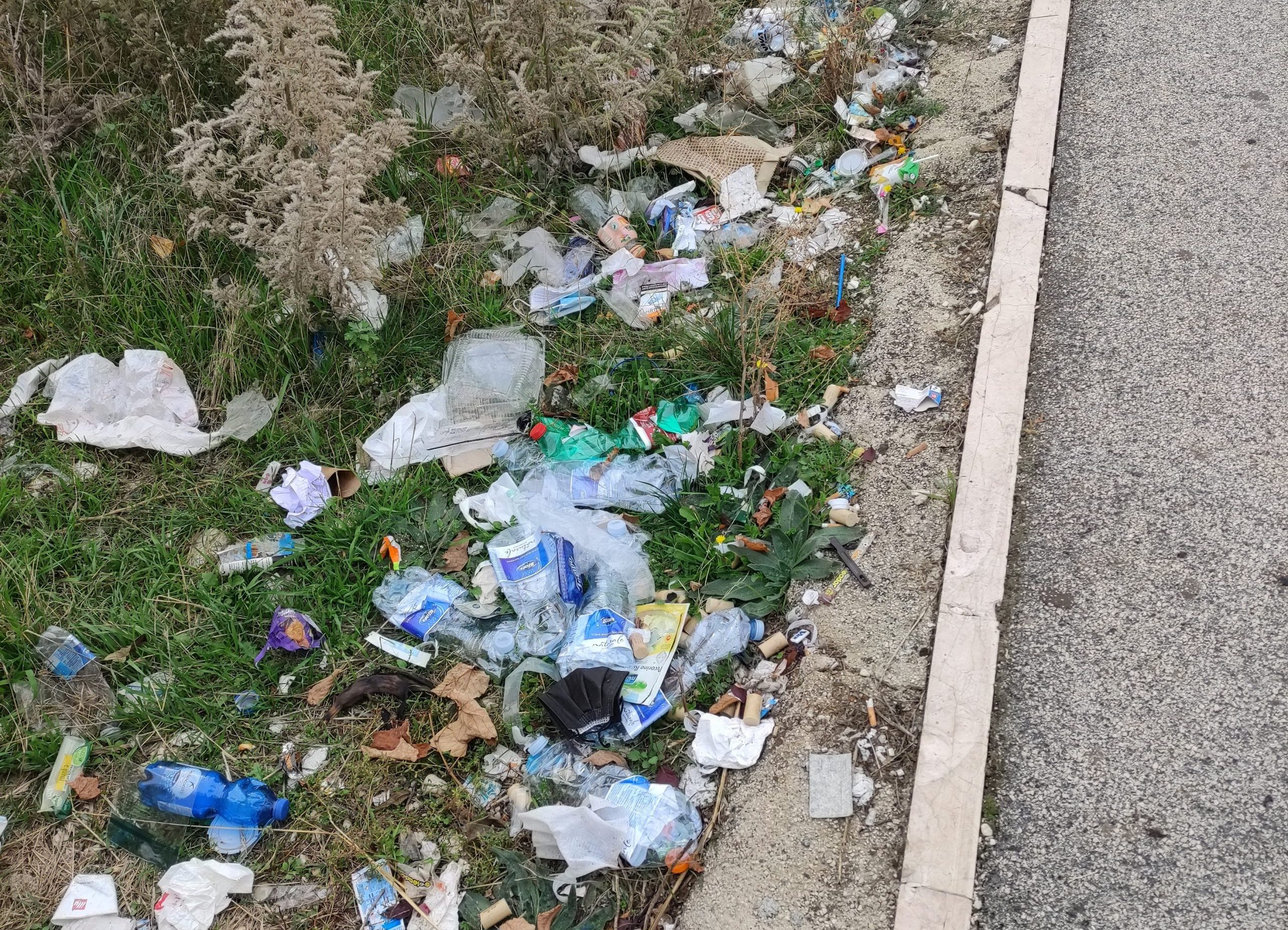 Immondizia abbandonata alla stazione degli autobus di Avezzano: studenti e pendolari costretti ad aspettare i mezzi tra i rifiuti