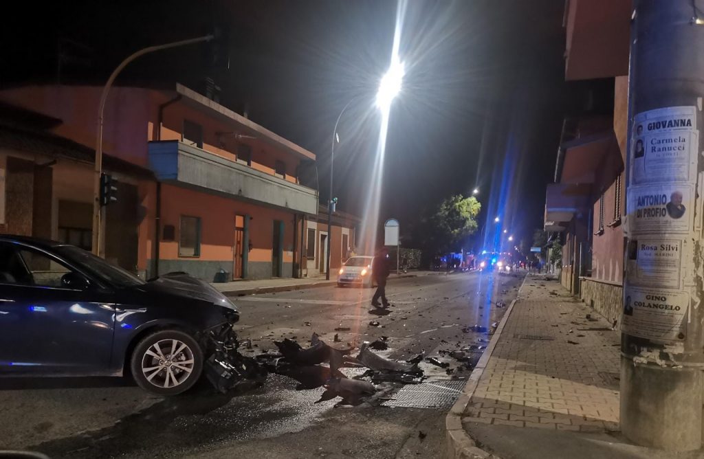 Incidente nei pressi del semaforo di San Pelino: due automobili distrutte e danni ad alcune abitazioni