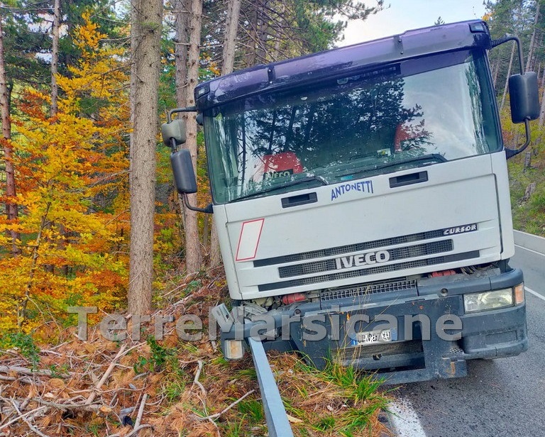 Finisce fuori strada con il camion, salvato dal guard rail