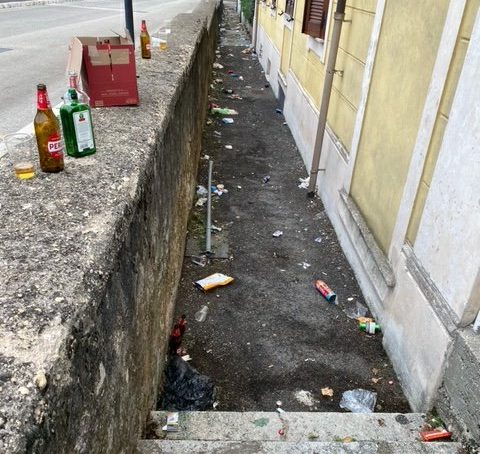 "Imprecazioni, rifiuti e degrado", la situazione ad Avezzano centro in via P.M. Bagnoli