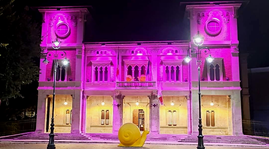 Il municipio di Avezzano si illumina di rosa per la campagna "Nastro Rosa" contro il cancro al seno