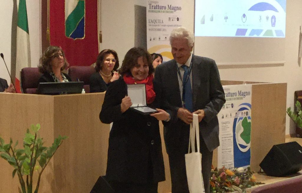 l Presidente dell’Associazione Tratturo Magno Alessandro Di Loreto premia la scrittrice Maria Assunta Oddi