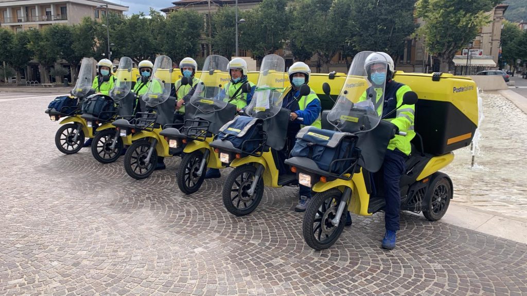 Ad Avezzano Poste Italiane consegna 6 nuovi tricicli termici "basse emissioni" per la consegna di corrispondenza e pacchi