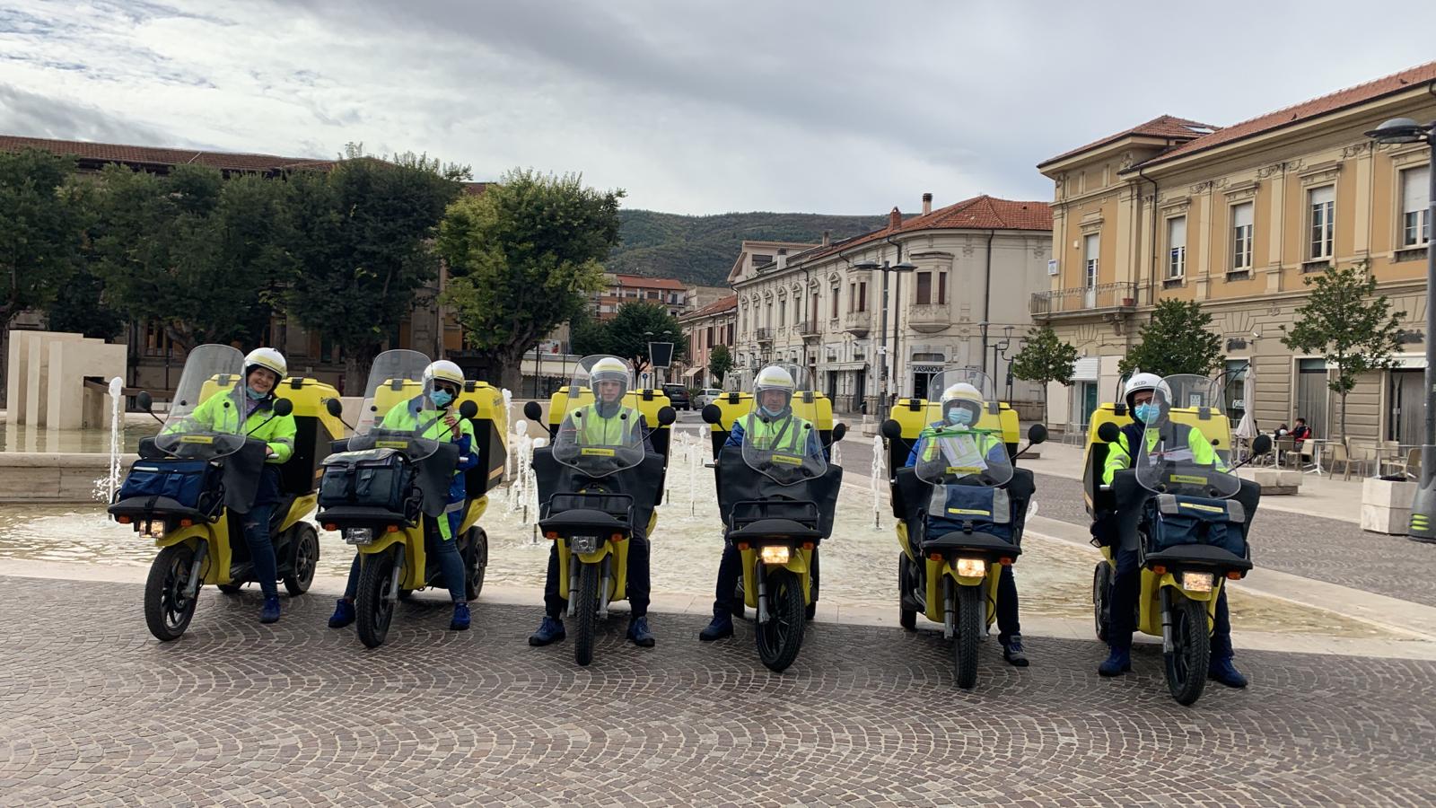 Ad Avezzano Poste Italiane consegna 6 nuovi tricicli termici "basse emissioni" per la consegna di corrispondenza e pacchi
