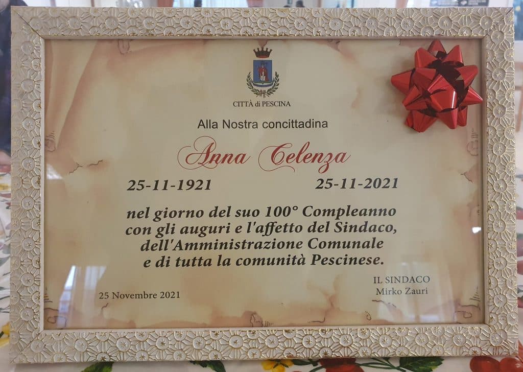 La signora Anna Celenza compie 100 anni, il sindaco Zauri le rende omaggio con una targa ricordo