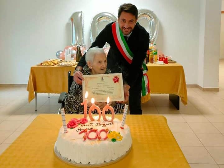 La signora Anna Celenza compie 100 anni, il sindaco Zauri le rende omaggio con una targa ricordo