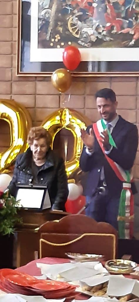 A Pescina si festeggiano i 100 anni di Antonina Tarquini, con la targa donata dal sindaco Mirko Zauri e la benedizione di don Giovanni Venti