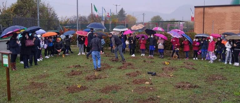 Un albero per il futuro: i bambini delle scuole di Pescina e Venere mettono a dimora nuove piantine con i Carabinieri Forestali