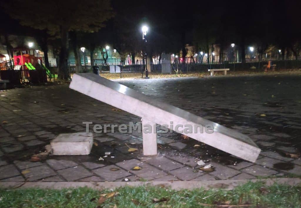 Avezzano, ancora vandali a piazza Torlonia: un'altra panchina distrutta e cancelletto del parco giochi scassinato