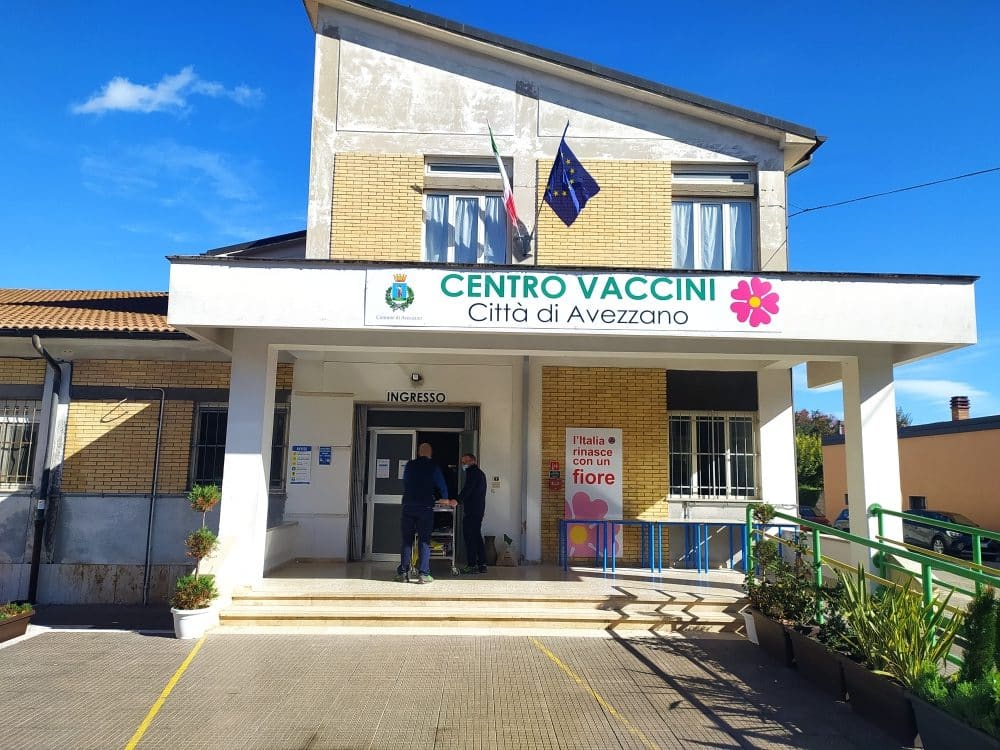 Stop alla sosta senza regole davanti al centro vaccini di Avezzano