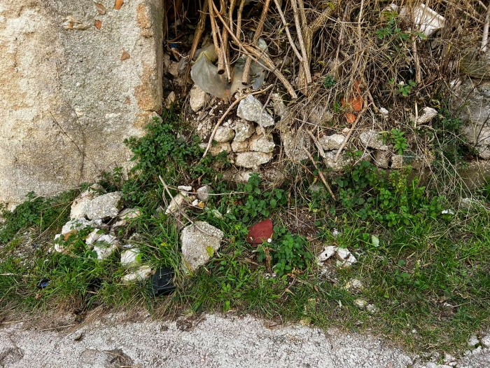Degrado e rifiuti nel borgo di Massa d'Albe, la denuncia di un cittadino: "non è giusto"
