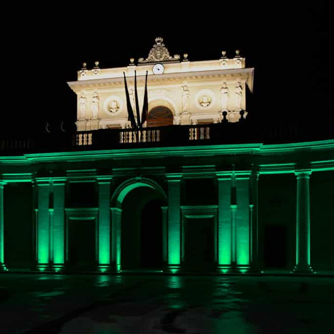 Colonnato dell'Emiciclo illuminato di verde per sensibilizzare sul cancro della cervice uterina