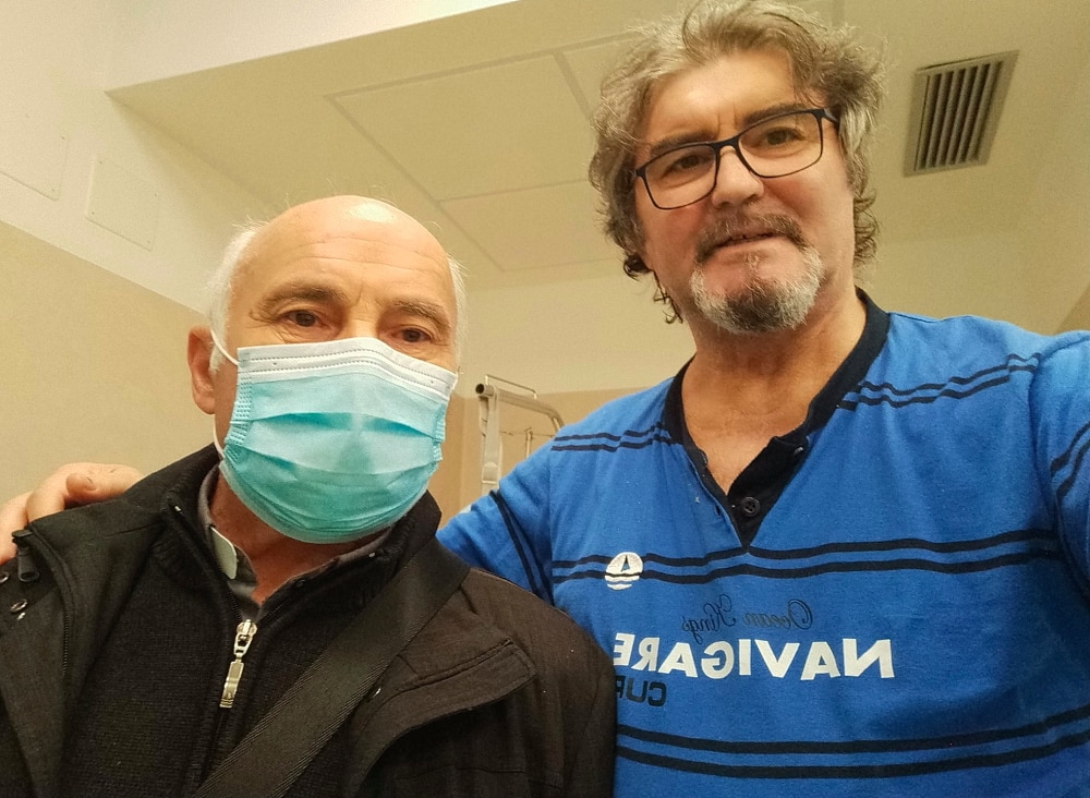 Giammarco De Vincentis riceve l'eucarestia in clinica e ringrazia don Francesco Di Girolamo
