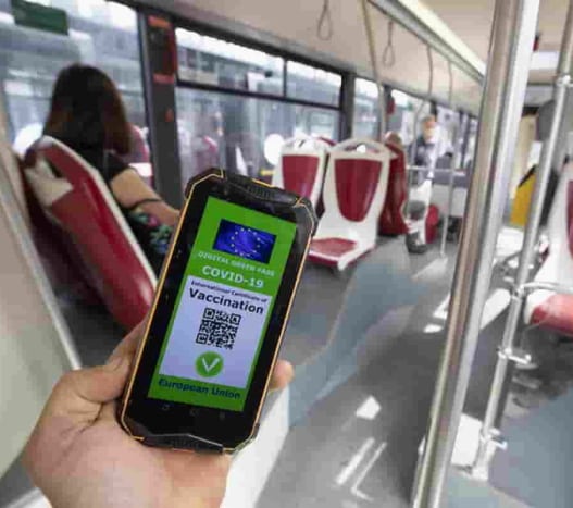 Obbligo di Green Pass sui mezzi pubblici, Marsilio firma l'ordinanza con le regole in vigore dal 6 dicembre