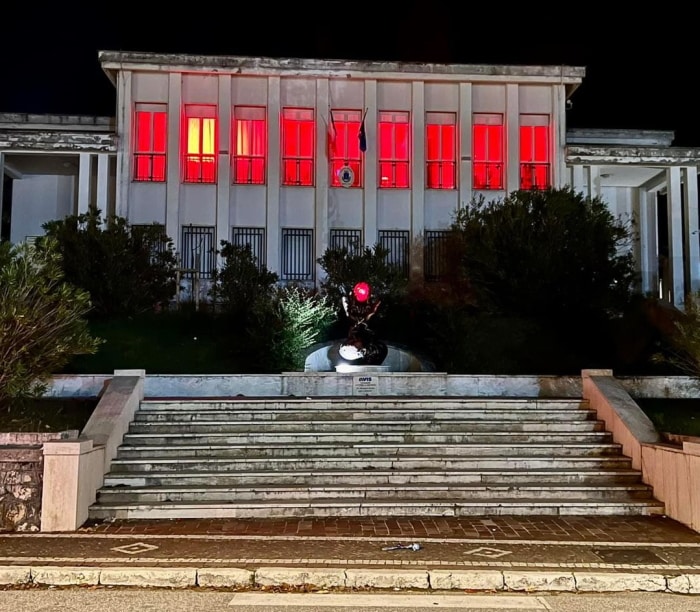 Il municipio di Civitella Roveto si illumina di rosso per la giornata contro la violenza sulle donne