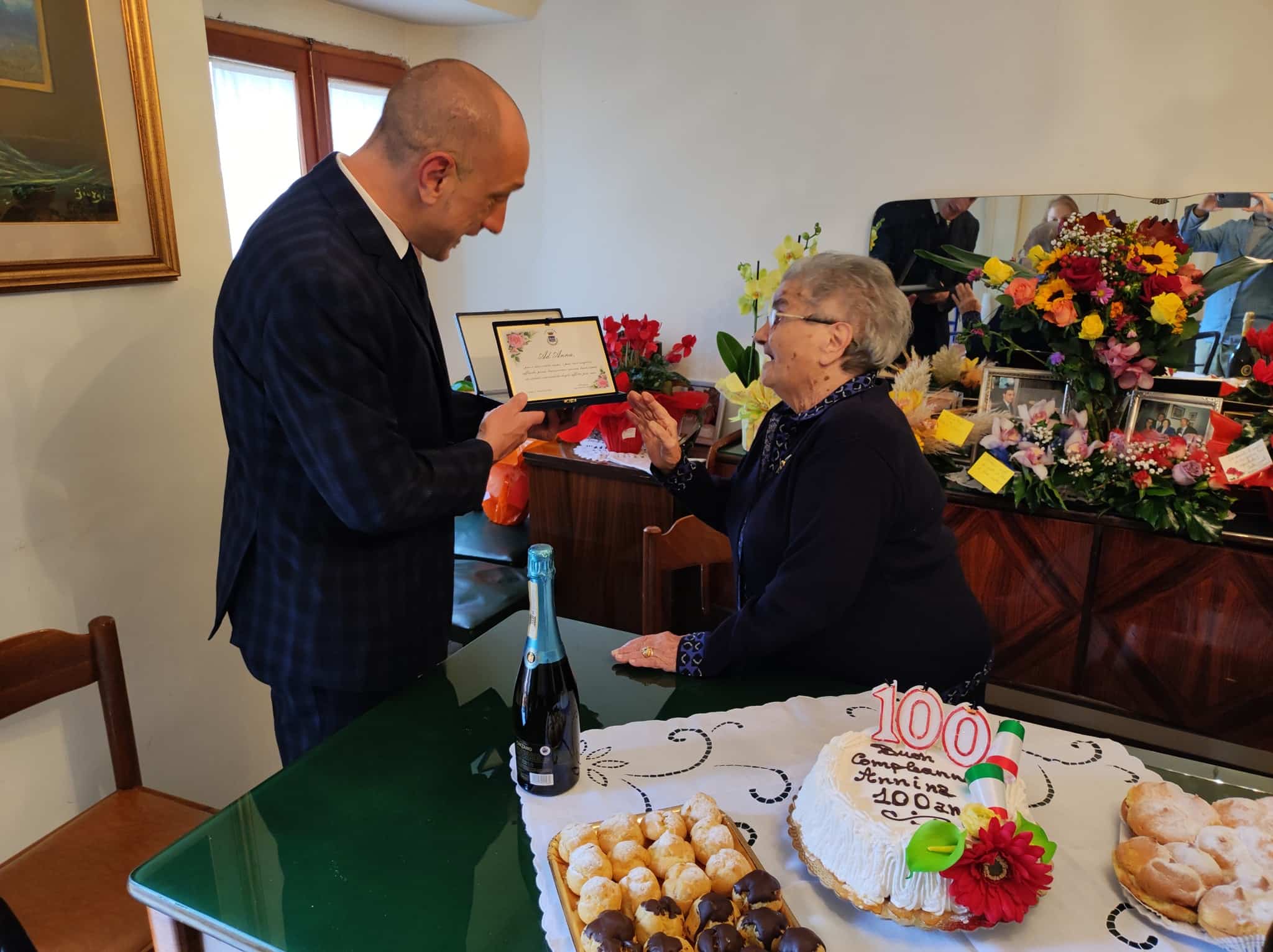 Nonna Anna compie 100 anni: il sindaco le rende omaggio con una targa ricordo