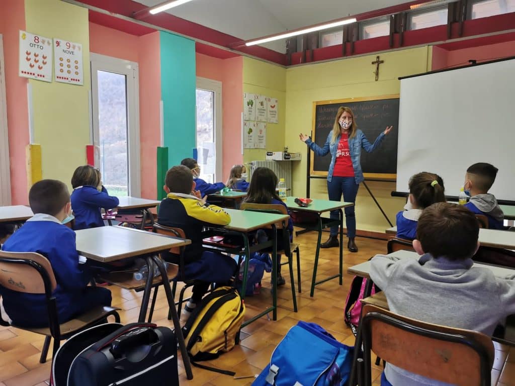 I bambini della scuola primaria di Castellafiume hanno incontrato l'orso bruno marsicano