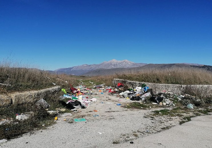 Discarica a cielo aperto lungo le strade dei Piani Palentini